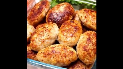 Bolinhos de couve (os ingredientes estão indicados na descrição do vídeo)