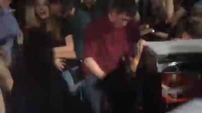 Er hat das Mädchen gevögelt – in einem Club in Nischni Nowgorod, direkt auf der Tanzfläche