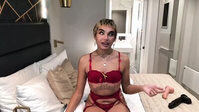 Angel Jules X – czeska femboy przyjmuje 33-centymetrowego kutasa z spermą