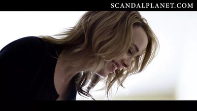 Dominique Mcelligott – sceny nagości i sceny erotyczne na stronie scandalplanet.com