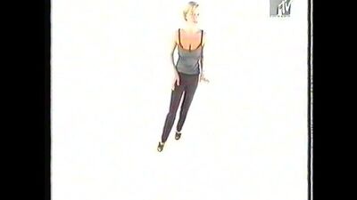 A Sara Cox se le sale el pecho del sujetador negro. Un escote enorme
