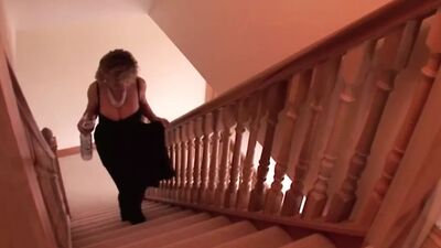 Lady Sonia, en bottes sexy, se fait baiser sauvagement