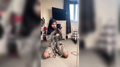 TikTok de Yasmina Khan com um dildo e nua