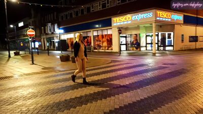 La femme d'un exhibitionniste se promène nue dans une ville d'Angleterre