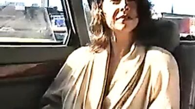 Una valiente MILF británica se exhibe en público