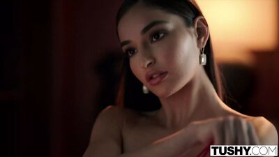 TUSHY : Emily, une actrice sexy, se fait prendre en double pénétration par ses deux collègues