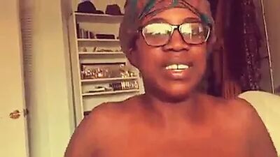 Une fille aux gros seins noirs fait une pipe avec des lunettes
