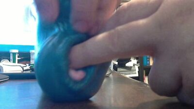 Un juguete sexual con forma de coño súper holgado y una yegua, hecho a medida