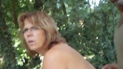 Hélène nue dans le jardin