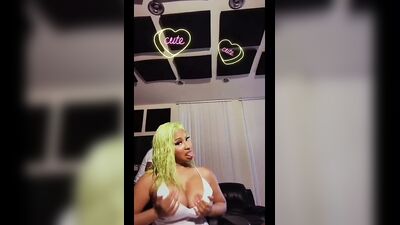 Nicki Minaj se toca sus enormes tetas y se le ha salido un pezón