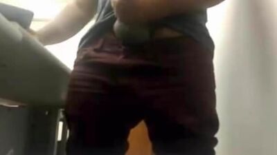 Elle se fait baiser par sa grosse bite brésilienne non circoncise au travail