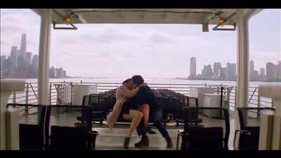 Tú, serie S01, escenas de besos apasionados, Elizabeth Lail