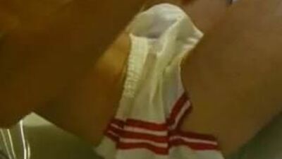 Short Adidas en nylon satiné blanc avec des bandes rouges (mouillé)