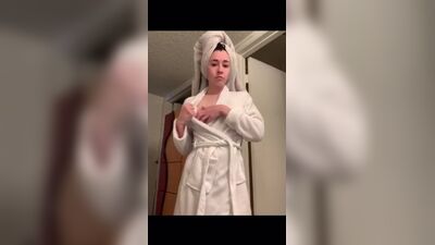 Audrey Bradford zeigt ihren Hintern und ihre Brüste