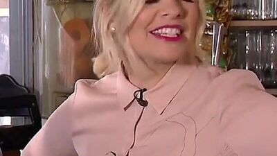 Holly Willoughby in reggiseno