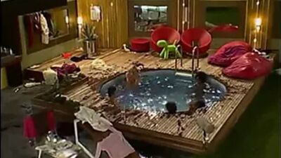 Une orgie avec mon grand frère dans la piscine
