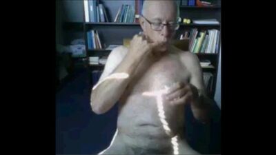 Le grand-père éjacule dans un verre