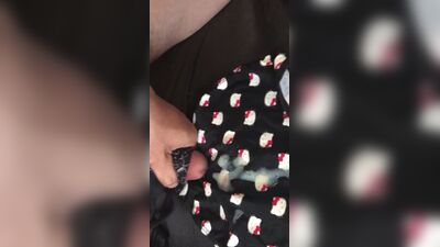 Lleva un bikini y se corre con un bikini de Hello Kitty