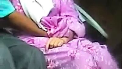 Cicak RoDo, a pobre menina com um lenço na cabeça