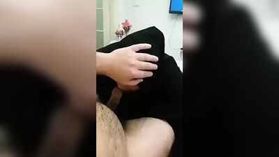 Mit einem Turban auf dem Kopf