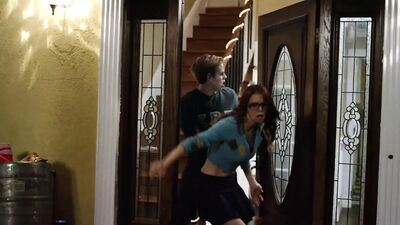 A Estudante e o Zumbi Stner - Cenas de nudez