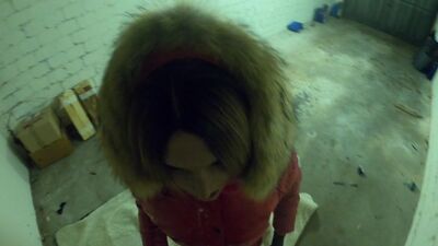 A Svenja le caen chorros de semen sobre su chaqueta roja brillante de Moncler