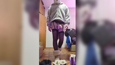 Un mannequin efféminé pose en bottes Ugg, manteau de fourrure et écharpe en queue de renard