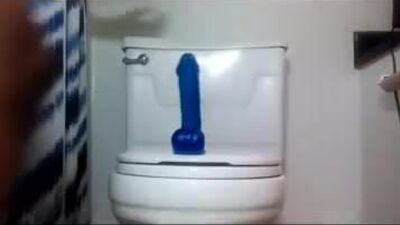 Un cul de folie qui claque et un gode bleu