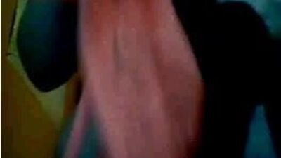 Una chica guapa delante de la webcam desde KK