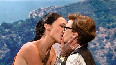 O beijo lésbico entre Gal Gadot e Kate McKinnon em scandalplanet.com