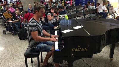 Evgeny Khmara interpretou uma canção de Armin van Buuren no aeroporto de Malta