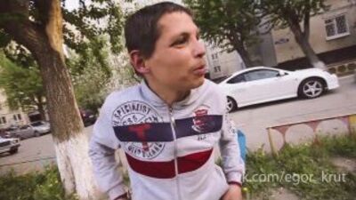 Egorka. Il bastone AHAHA GUARDATE TUTTI, NON È UN UOMO NORMALE, UN UBRIACONE IN QUELLA ROBA BLU SULLE CORNA, CHE STRONZI, CHE ORRORE, MA COME È POSSIBILE, CHE VERGOGNA DEL CAZZO, CAZZO, SONO SOTTO SHOCK