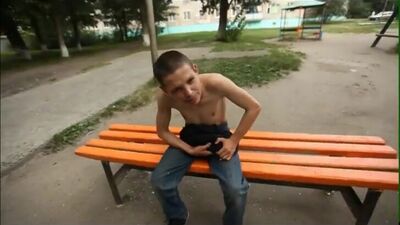 Se o Egorka magoar alguém, dou-lhe uma sova! Dou-lhe uma sova!