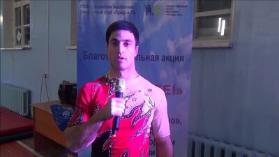 Gor Abrahamian s'adresse aux athlètes acrobates de Nefteyugansk