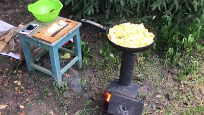 Їжа на дачі на ракетній печі «Огниво» Агуня