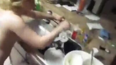 Le están dando por el culo mientras ella fuma un cigarrillo (HD 720, 69, porno casero, hermanastra, hermanastro, tía, tío, madre, estudiantes de 18 años)