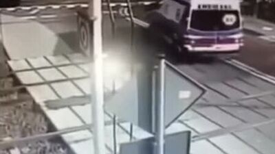 Accident entre un train et une ambulance. Il aurait mieux fait de faire marche arrière