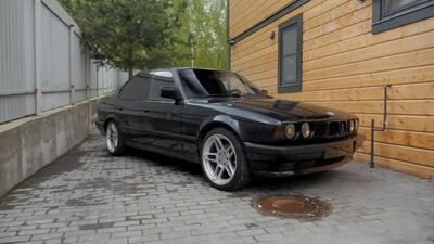 Die Betreiber des Kanals „PrivetTachka“ haben einen BMW 5er E34 in einem erbärmlichen Zustand gekauft und ihn für den Verkauf für 1 Rubel restauriert