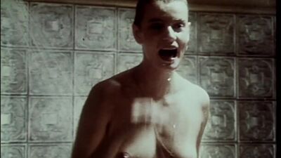 Елена Степанова «The Mousetrap» (1990, режиссері Самсон Самсонов) фильмінде жалаңаш күйде көрінеді
