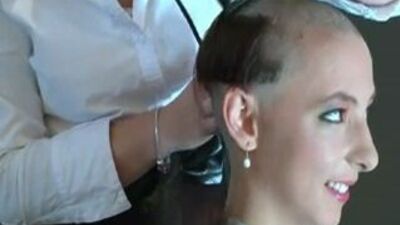 Si cette coiffure lui va bien, alors une coupe très courte lui ira aussi !!!