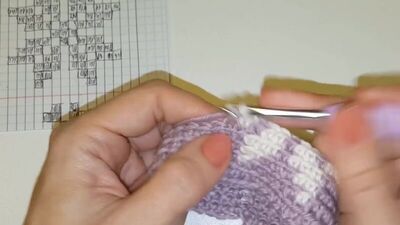 Jacquard en rond au crochet sans jeté, sans décalage du motif, en passant par la demi-boucle arrière du jacquard