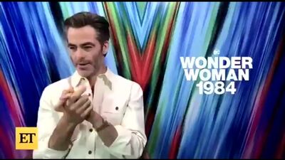 Chris Pine habla sobre su colaboración con Harry en «Don’t Worry Darling» para @etnow!.mp4