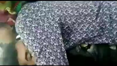 Бас жаулығы бар жас қыз біреудің құшағында.mp4