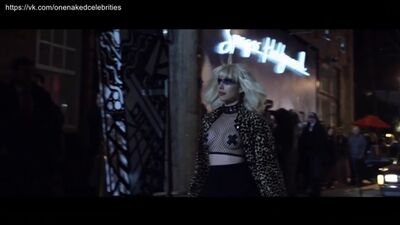 Emma Roberts nua no filme «O Clube dos Bilionários» (2018)