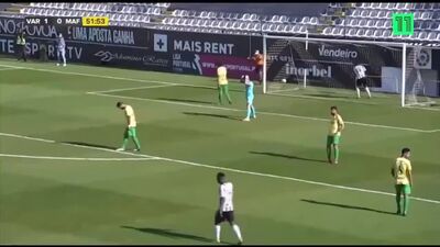 O guarda-redes português tentou afastar a bola. Mas exagerou — e acabou por marcar na baliza adversária, depois de atravessar todo o campo [NR]