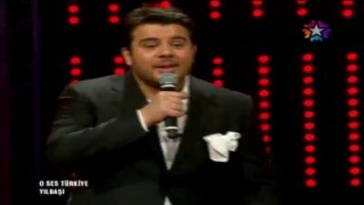 Eser Yenenler – Obraz na ścianie w programie „O Ses Türkiye” w sylwestra