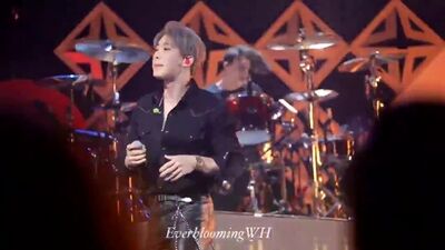 181204 Jingle ball in Boston ✴︎ WONHO WITH THE CHAINSMOKERS