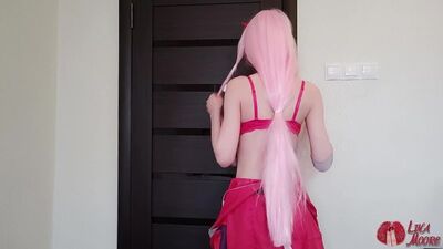 Zero Two se desnuda y prueba un consolador