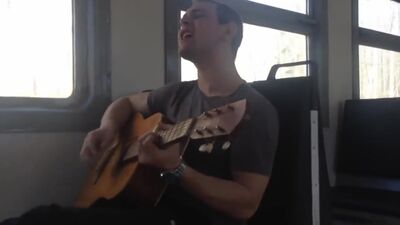 Canciones militares. Te pido que no llores. El viento arrastra las nubes amenazantes al son de la guitarra / El chico canta genial