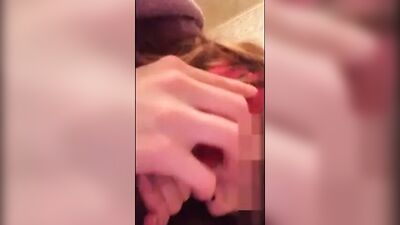Sie lutscht einen Schwanz und unterhält sich mit ihrem Mann